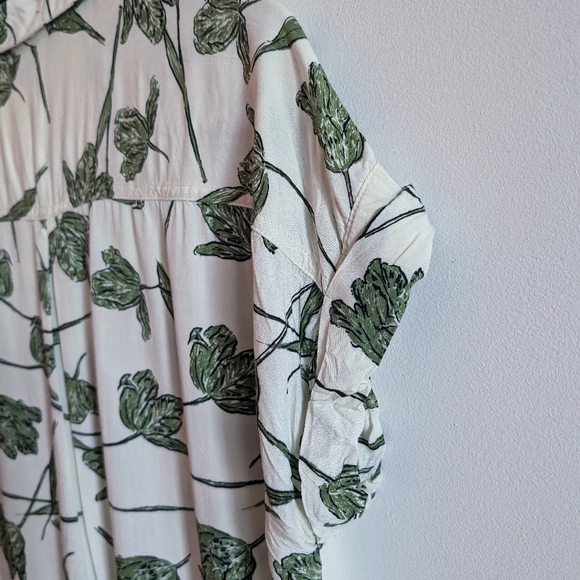 Velvet Heart Floral Button Down - Picture 8 of 9